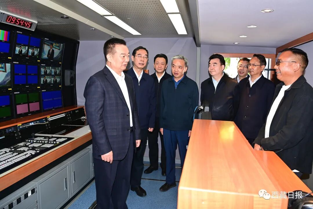 王君正在..日报社和..广播电视台调研-小辉娱乐网