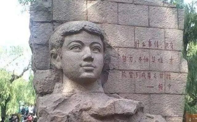 15岁救火牺牲的赖宁，牺牲30多年后，雕像被拆除，教科书删除事迹，照片被学校摘下-小辉娱乐网