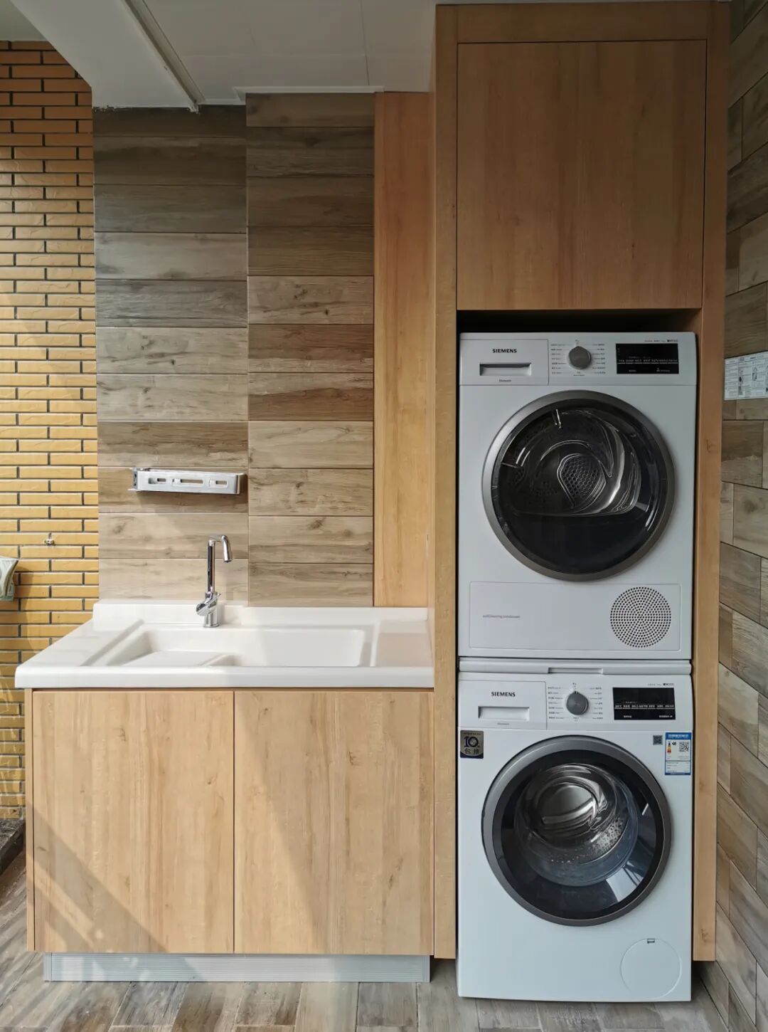 太抢眼！130㎡现代简约风收纳满满，卧室颜色真的绝！-小辉娱乐网