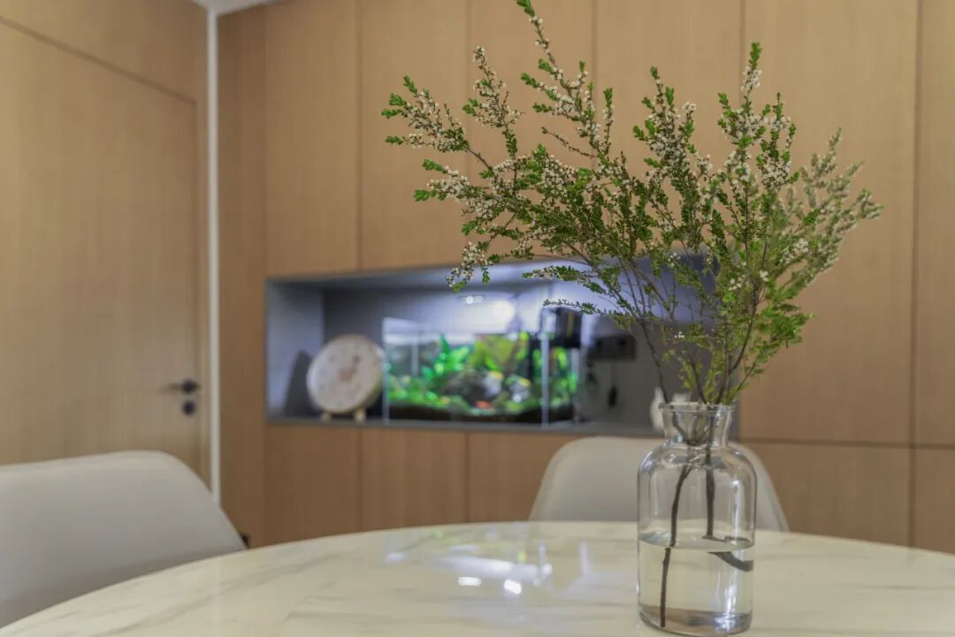 太抢眼！130㎡现代简约风收纳满满，卧室颜色真的绝！-小辉娱乐网