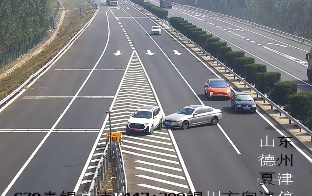 错过出口，盲目变道，后车遭殃！