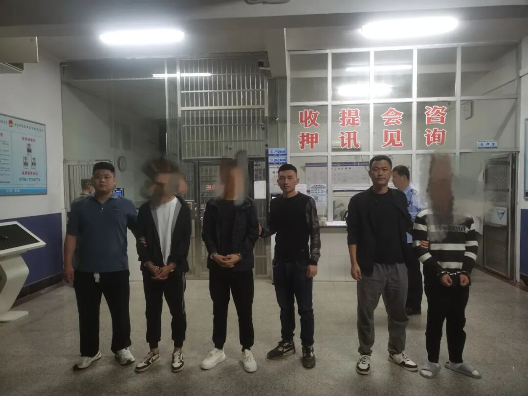 “警官，我实在是游不动了，你们抓了我吧！”-小辉娱乐网