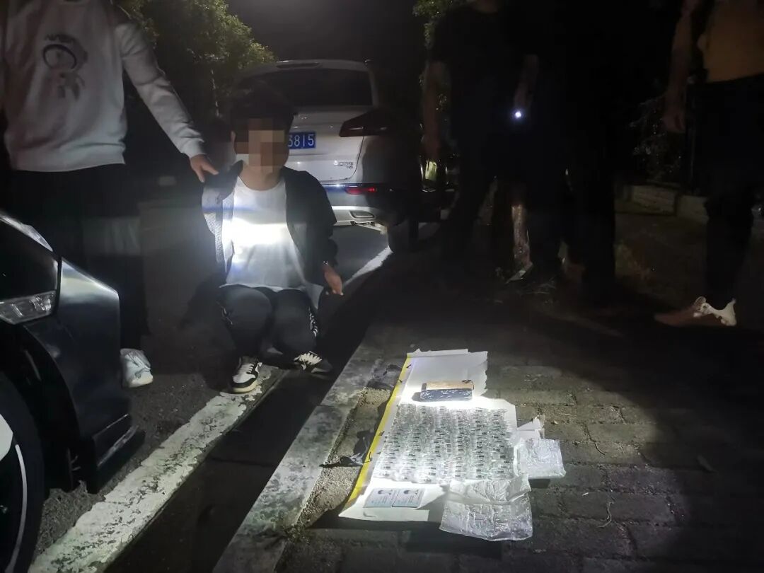 “警官，我实在是游不动了，你们抓了我吧！”-小辉娱乐网