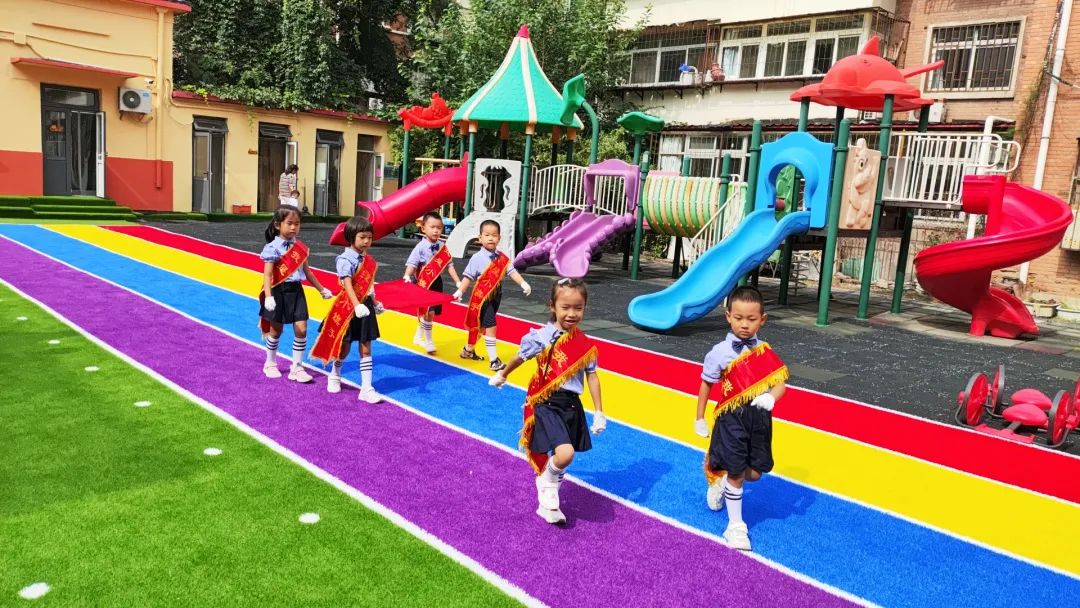 园所动态 | 健康动起来 安全伴我行——河东区第四幼儿园“坚持锻炼身体好”主题升旗仪式