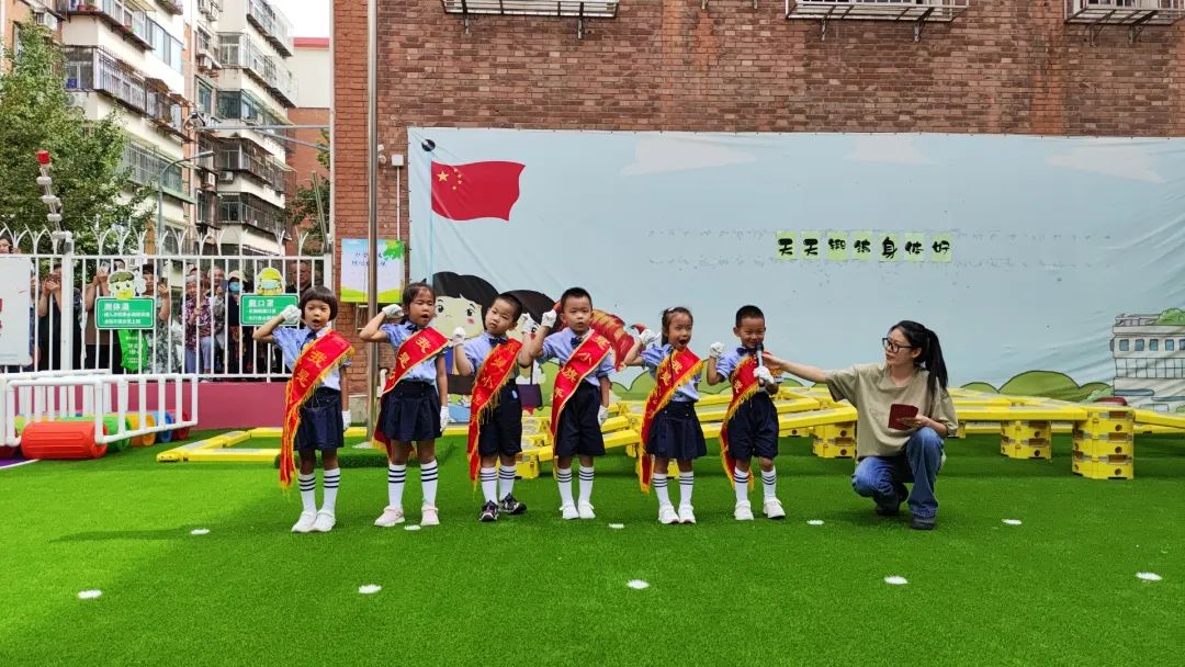 园所动态 | 健康动起来 安全伴我行——河东区第四幼儿园“坚持锻炼身体好”主题升旗仪式