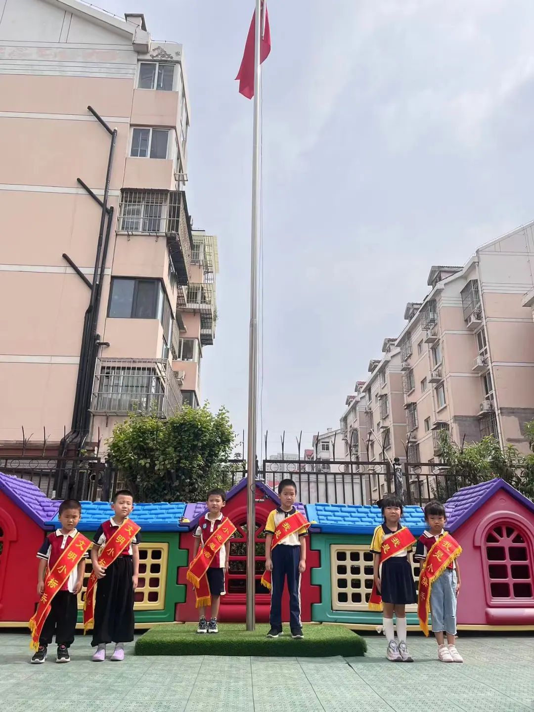 园所动态 | 健康动起来 安全伴我行——河东区第四幼儿园“坚持锻炼身体好”主题升旗仪式