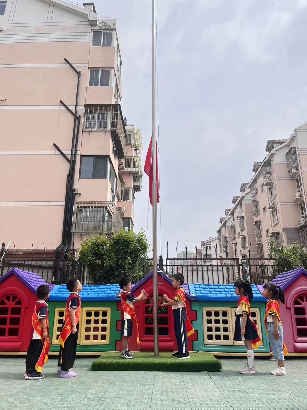 园所动态 | 健康动起来 安全伴我行——河东区第四幼儿园“坚持锻炼身体好”主题升旗仪式