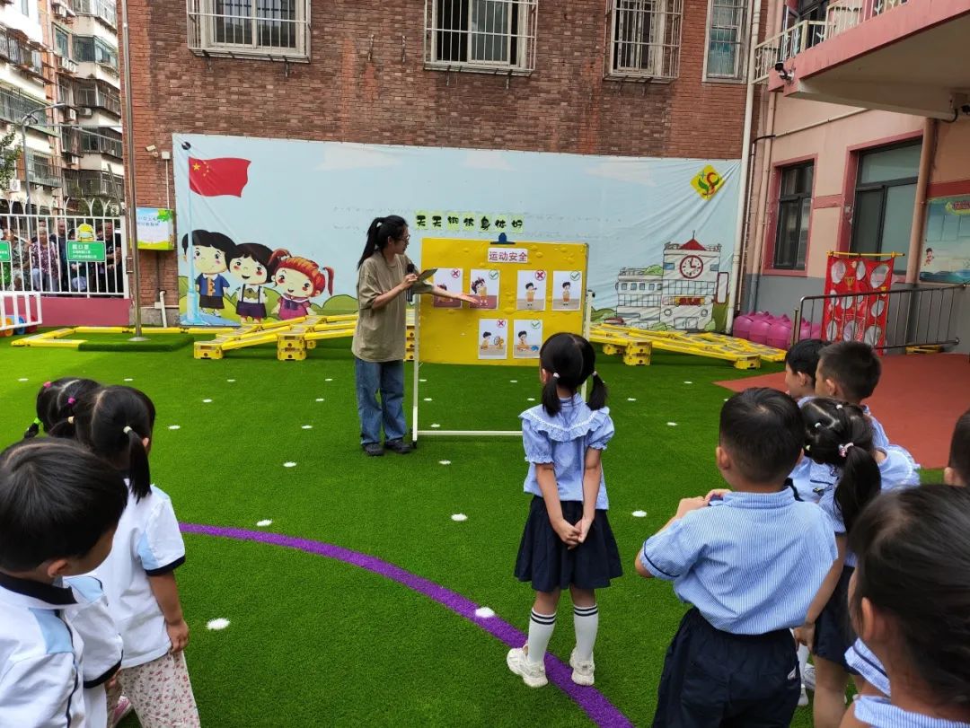园所动态 | 健康动起来 安全伴我行——河东区第四幼儿园“坚持锻炼身体好”主题升旗仪式