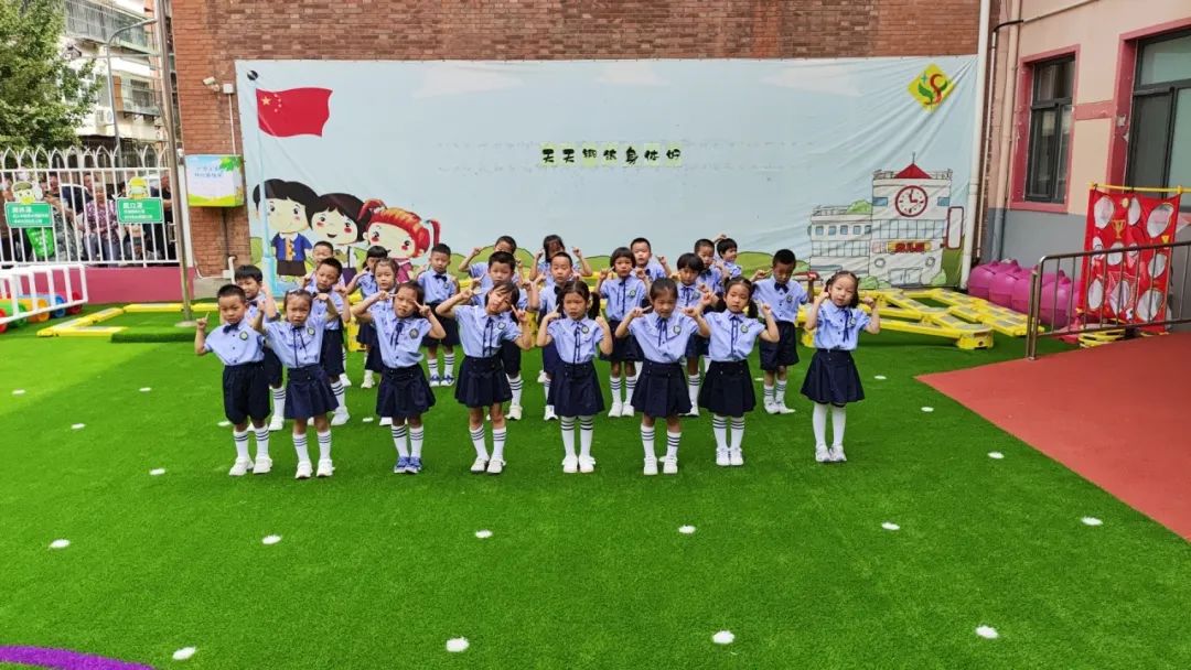 园所动态 | 健康动起来 安全伴我行——河东区第四幼儿园“坚持锻炼身体好”主题升旗仪式