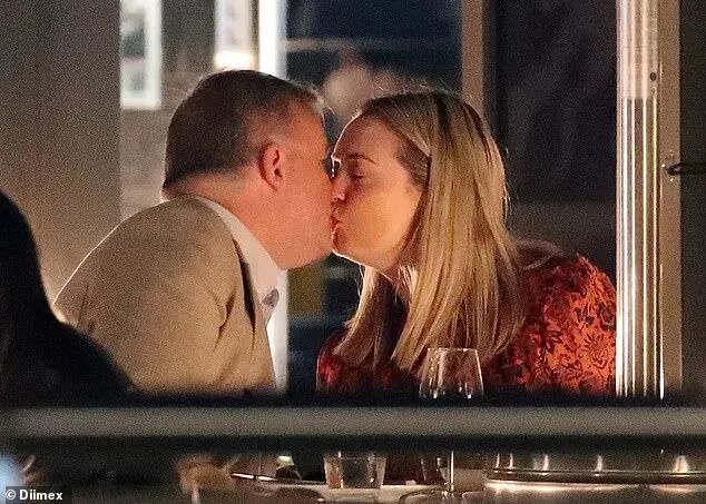 “每天以泪洗面”!澳总理自曝因谩骂情绪崩溃!网友:? 此前街头买猪肉卷被骂惨,独子被曝“拼爹”走后门进大厂,享VVIP待遇-小辉娱乐网