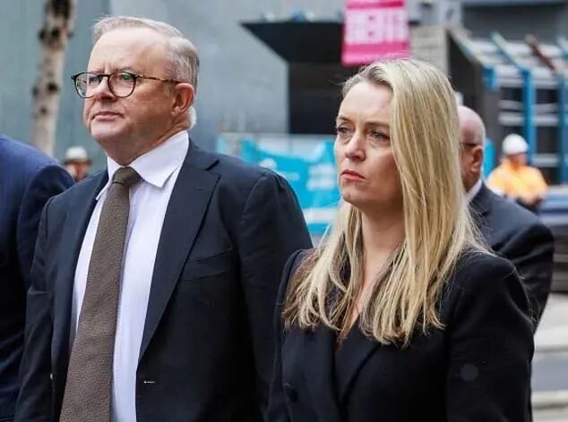 “每天以泪洗面”!澳总理自曝因谩骂情绪崩溃!网友:? 此前街头买猪肉卷被骂惨,独子被曝“拼爹”走后门进大厂,享VVIP待遇-小辉娱乐网