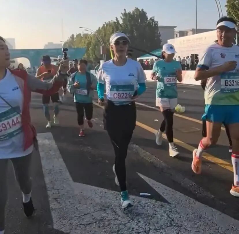 51岁歌手孙悦参加天津马拉松!