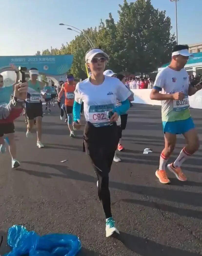 51岁歌手孙悦参加天津马拉松！-小辉娱乐网