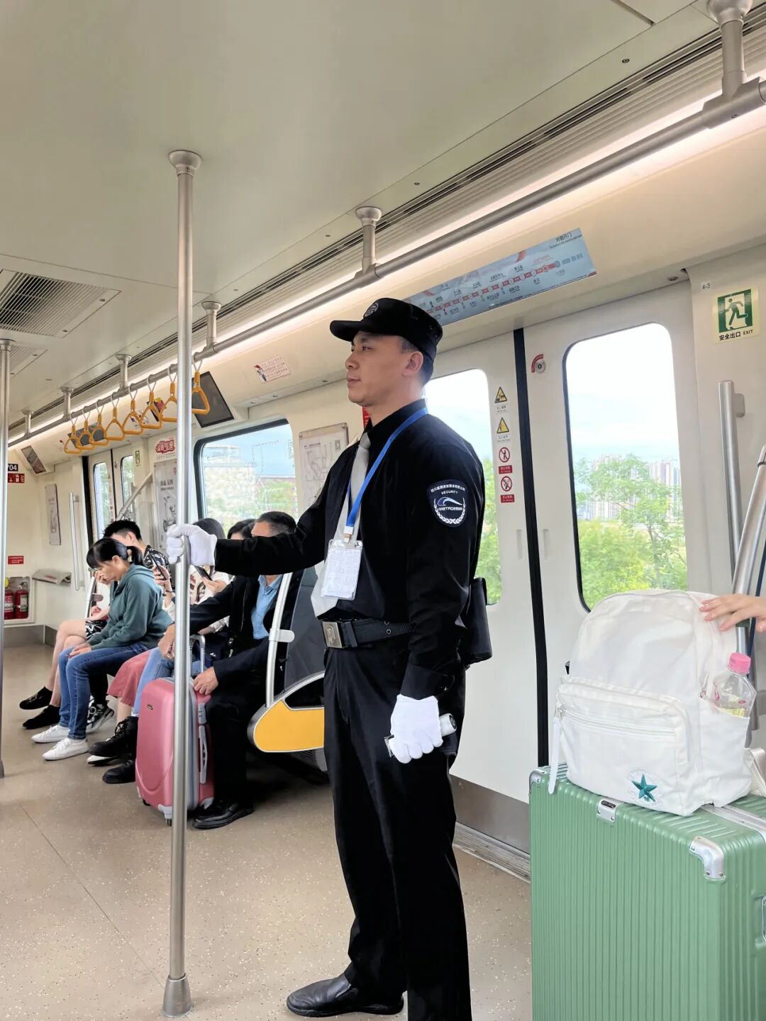 四川威振｜暖心助乘客 最美地铁人