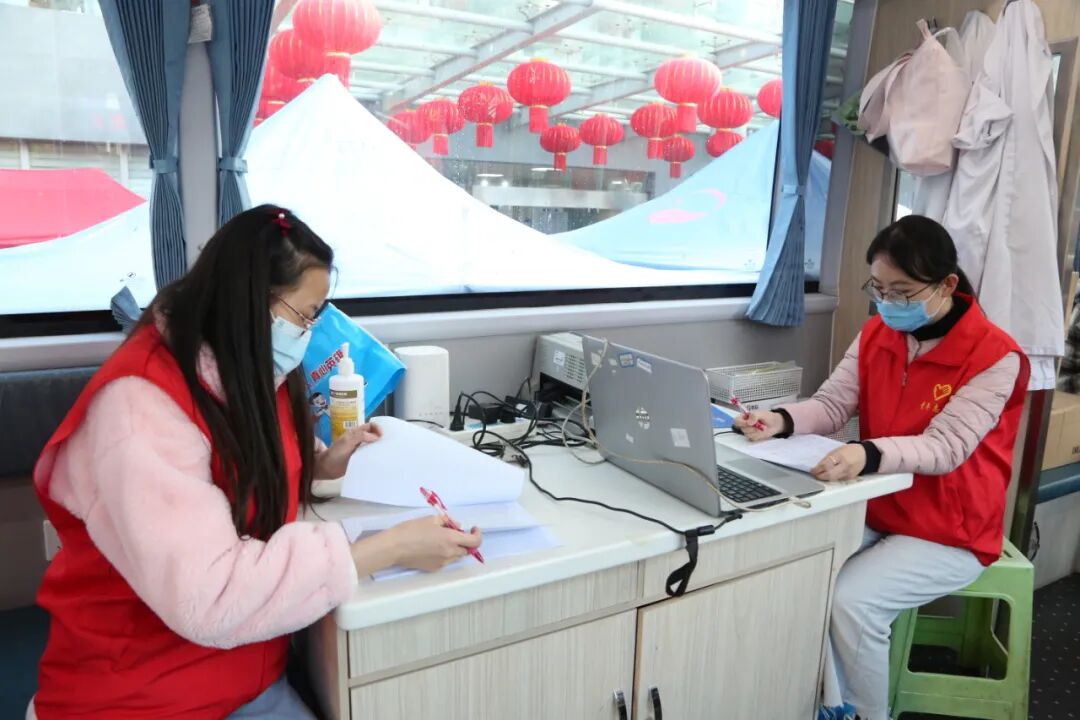 办实事丨无偿献血暖人心 严寒冬日续温情——北京大学肿瘤医院云南医院开展2024年医务人员无偿献血活动-小辉娱乐网