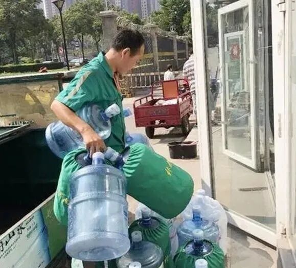 9岁女孩捂着肚子干呕，告诉爸爸里面有 “宝贝” ，检查后爸爸哭了