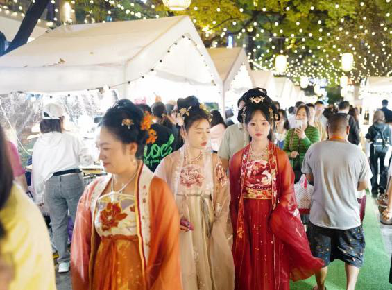 旅游消费充分释放，旅游市场繁荣有序