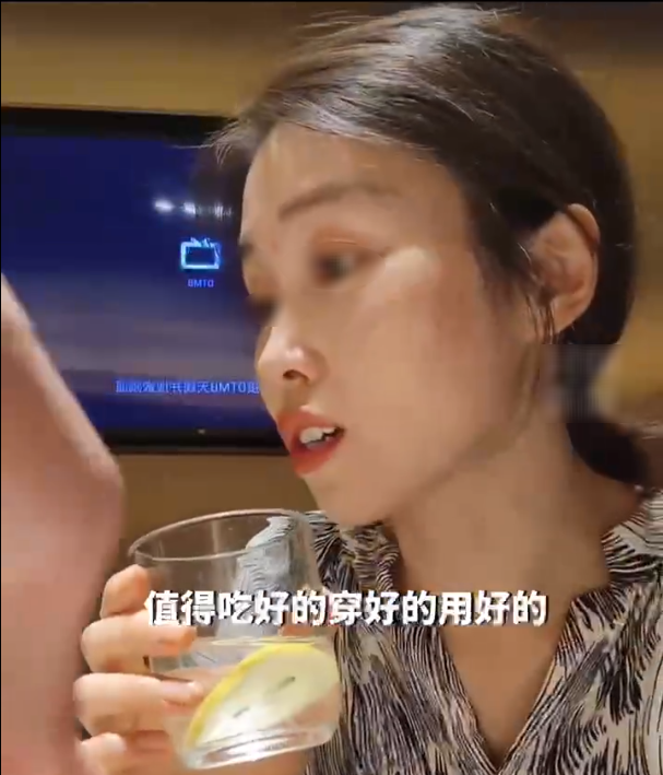 安徽母女“一等座”事件引起网友热议，比贫穷更可怕的是孩子没有“配得感”-小辉娱乐网