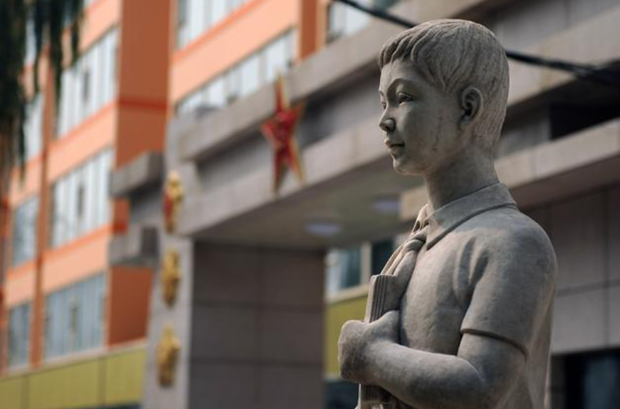 15岁救火牺牲的赖宁，牺牲30多年后，雕像被拆除，教科书删除事迹，照片被学校摘下-小辉娱乐网