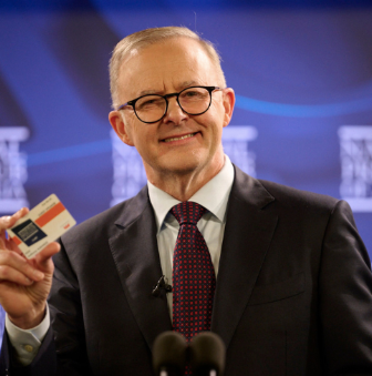 “每天以泪洗面”！澳总理自曝因谩骂情绪崩溃！网友：？ 此前街头买猪肉卷被骂惨，独子被曝“拼爹”走后门进大厂，享VVIP待遇-小辉娱乐网