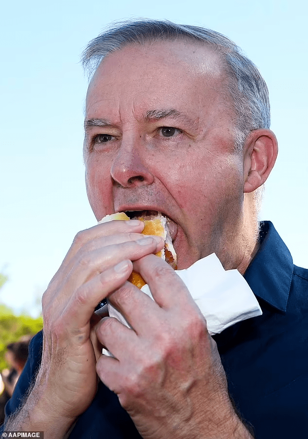 “每天以泪洗面”!澳总理自曝因谩骂情绪崩溃!网友:? 此前街头买猪肉卷被骂惨,独子被曝“拼爹”走后门进大厂,享VVIP待遇-小辉娱乐网