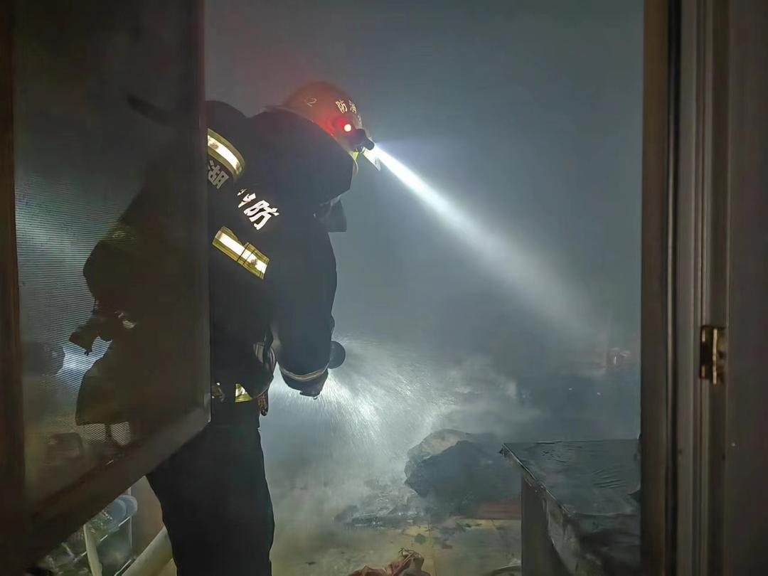 卧床吸烟引燃！益阳一居民家卧室被烧得面目全非