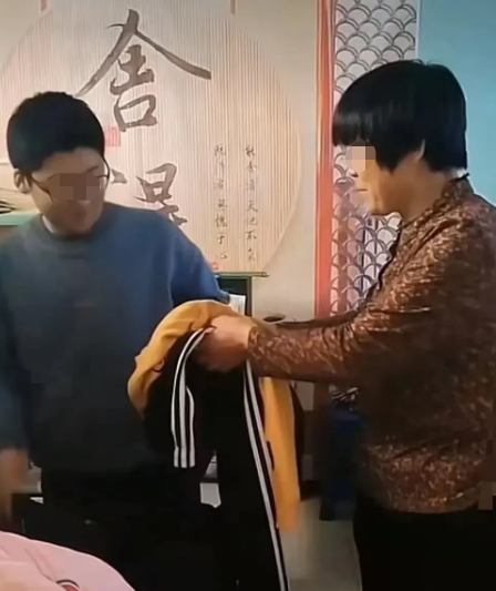 河北女子父母双亡，想带14岁弟弟去婆家生活，女子还没开口，婆婆的举动让她泪流满面