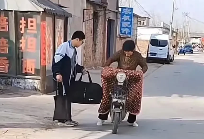 河北女子父母双亡，想带14岁弟弟去婆家生活，女子还没开口，婆婆的举动让她泪流满面